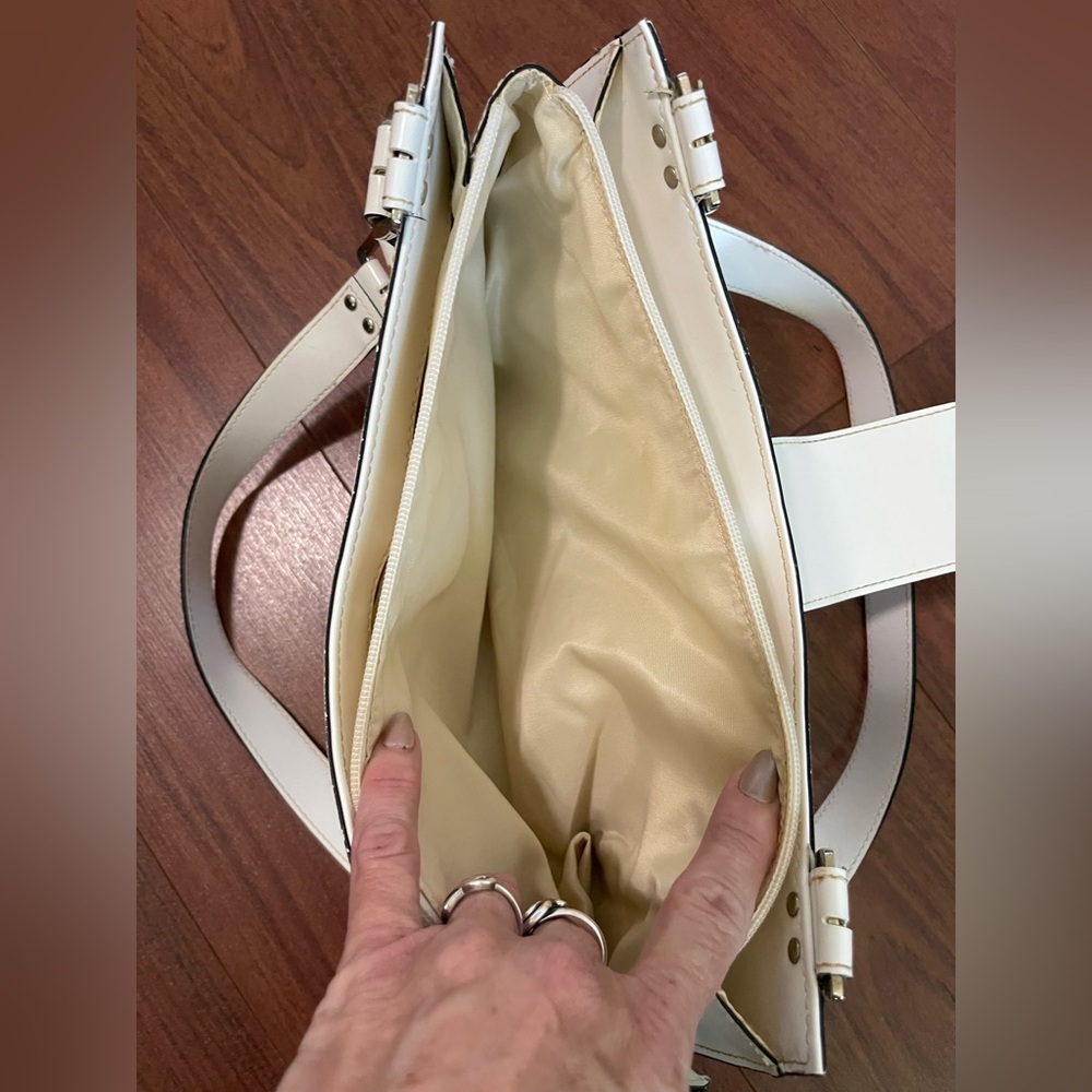Vintage Guess white patent leather prominent silver G purse handbag tote - Picture 6 of 12
